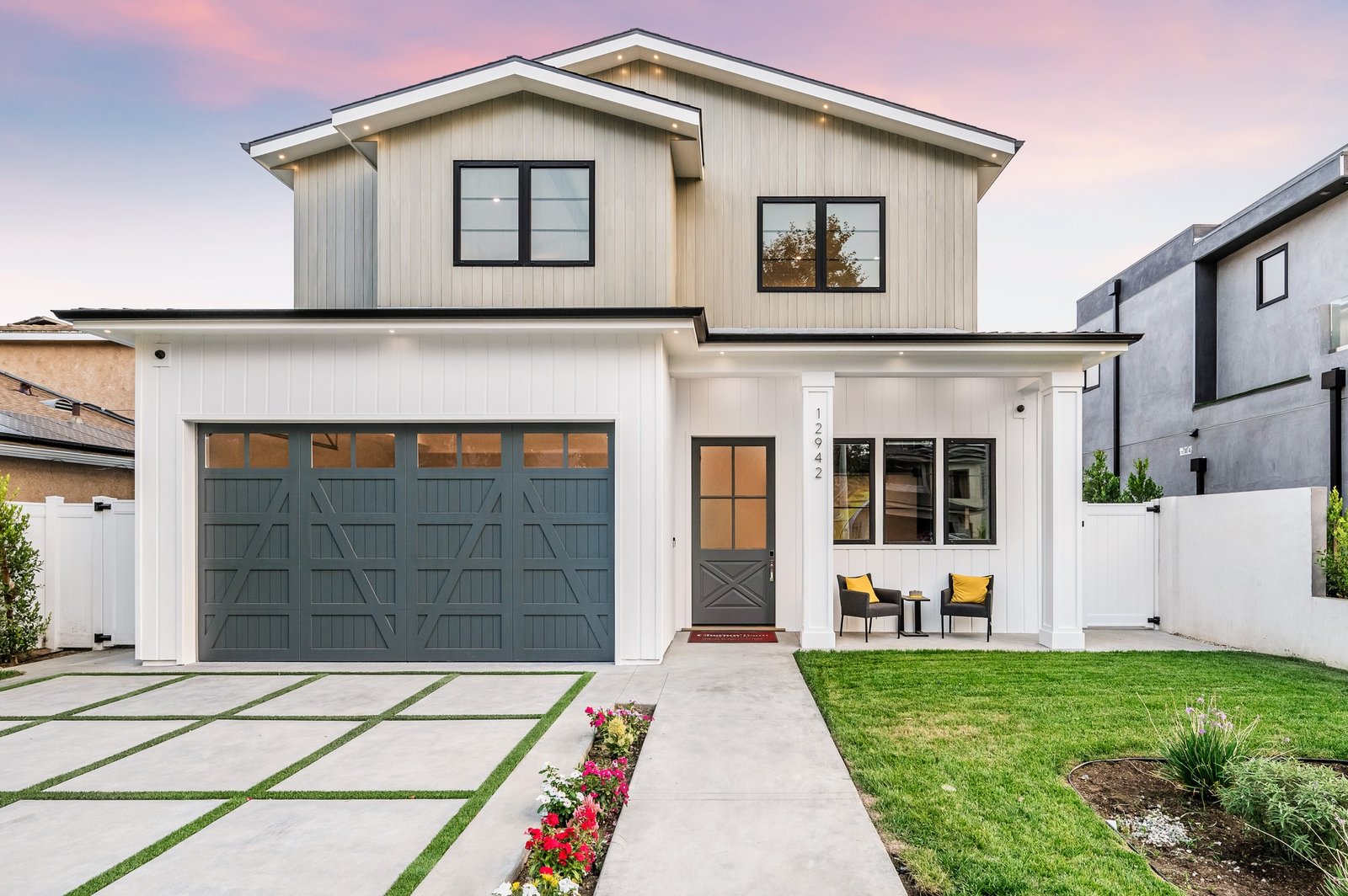 Exterior view of a contemporary new home in Illionois.